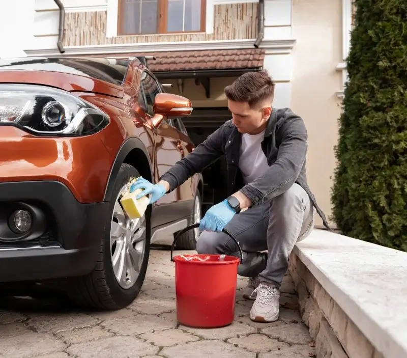 Lavage auto à domicile Mézangers : professionnel intervenant sur un véhicule